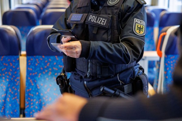 An der Grenze zu Tschechien gibt es stationäre Kontrollen seit Oktober 2023. (Archivfoto) - © Daniel Karmann/dpa