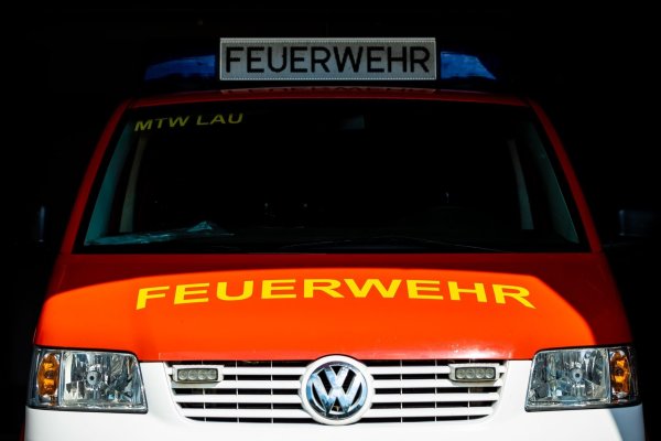 Ein Falschparker hatte die Feuerwehr bei der Anfahrt zum Einsatzort behindert. - © Moritz Frankenberg/dpa