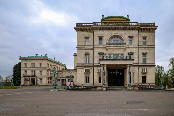 Die Villa Hügel, das einstige Krupp-Wohnhaus in Essen, wird seit 1953 für Ausstellungen genutzt - © Christoph Reichwein/dpa