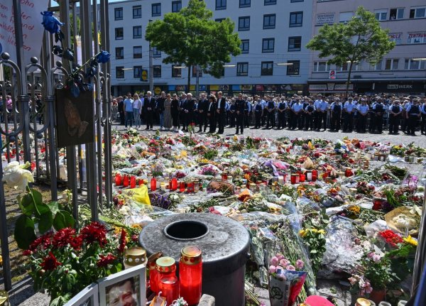 Am 31. Mai 2024 wurde der Polizist Rouven Laur auf dem Marktplatz in Mannheim von einem Angreifer mit einem Messer tödlich verletzt. Der aus Afghanistan stammende Angreifer hat die Tat gestanden. Nach seinem Motiv gefragt, verwies Sulaiman A. auf den Gaza-Krieg. - © Bernd Weißbrod/dpa