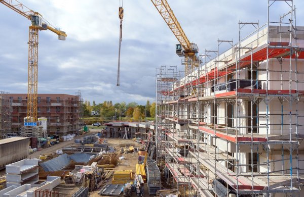 Wohnungen können nach Ansicht der Branche deutlich günstiger gebaut werden als bislang. (Archivbild) - © Soeren Stache/dpa-Zentralbild/dpa