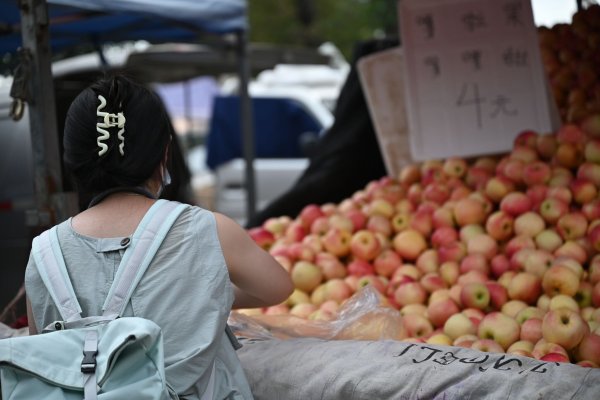In China sanken die Verbraucherpreise im März wieder, besonders stark betroffen waren Lebensmittel. (Archivbild) - © Johannes Neudecker/dpa