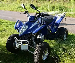 Der Fahrer dieses Quads wurde am Samstag lebensgef&auml;hrlich verletzt, als er gegen einen Telefonmasten prallte. - &copy; FOTO: ANDREAS EICKHOFF