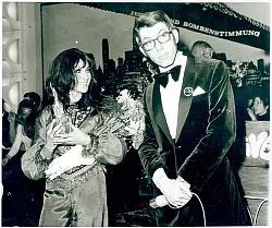 Roland Sanner alias Don Rolando mit Dunja Rajter und dem "goldenen Hermann". - &copy; Foto: privat