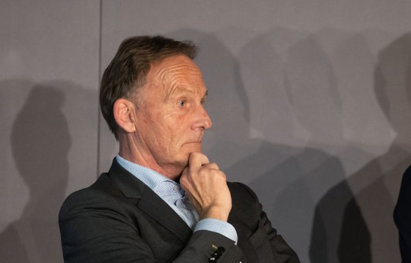 Äußert sich zur wahrscheinlichen Vergabe der WM 2034 an Saudi-Arabien: Dortmunds Hans-Joachim Watzke. - © Bernd Thissen/dpa