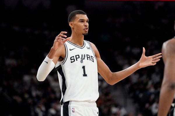 Victor Wembanyama von den San Antonio Spurs liefert beim NBA-Spiel gegen die Phoenix Suns ab. - © Eric Gay/AP/dpa