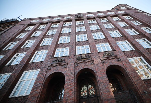 Die Hamburger Finanzbehörde am Gänsemarkt. - © Christian Charisius/dpa