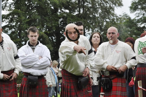 Highland Games: Männer in Röcken beim Hufeisen-Werfen. - © Archivfoto: Watermann