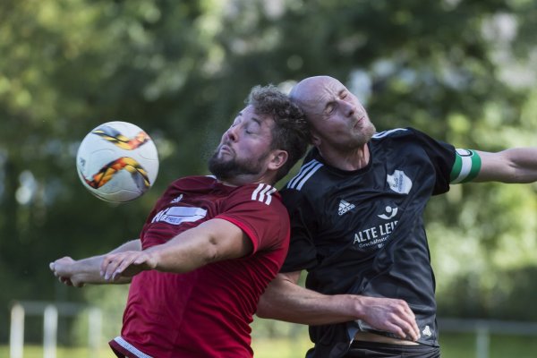 Reine Kopfsache: Lages-Spielertrainer Christian Martens (links) kämpft mit dem Pivitsheider Kapitän Andre Selse um die Ballhoheit. - © Egon Penner