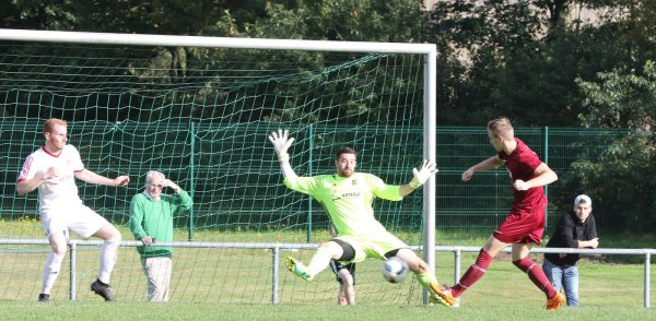 Treffsicher: Der Lemgoer Oliver Hett behält die Nerven und überwindet den Augustdorfder Torwart Björn Wirtz zum 2:1 für den TBV. - © Oliver König