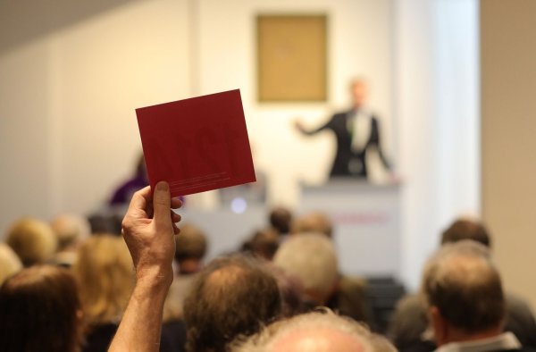 Sie wollen bei einer Auktion mitbieten? Dann müssen Sie das sogenannte Paddel heben. Aber Vorsicht: Die Umgebung einer Versteigerung verleitet dazu, mehr auszugeben, als Sie eigentlich wollten. - © Wolfgang Kumm/dpa/dpa-tmn