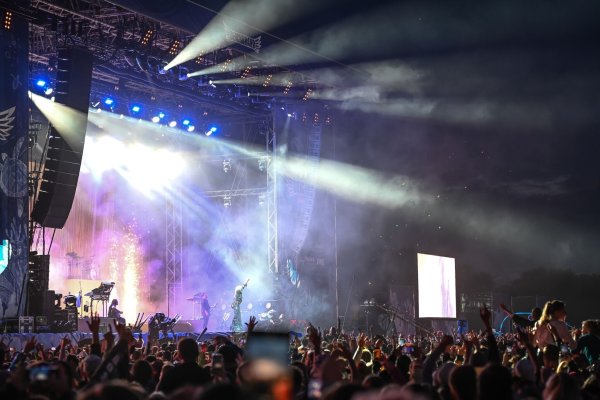 Der Sänger Bill Kaulitz steht mit seiner Band «Tokio Hotel» auf der Bühne. - © Lars Penning/dpa/Archivbild