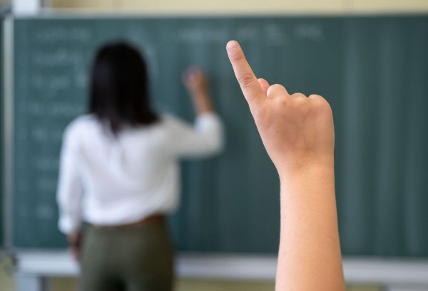 Die Pisa-Studie ist die größte internationale Schulleistungsvergleichsstudie. Es werden die Kompetenzen von 15-jährigen Jugendlichen beim Lesen, in der Mathematik und den Naturwissenschaften erfasst. - © Marijan Murat/dpa