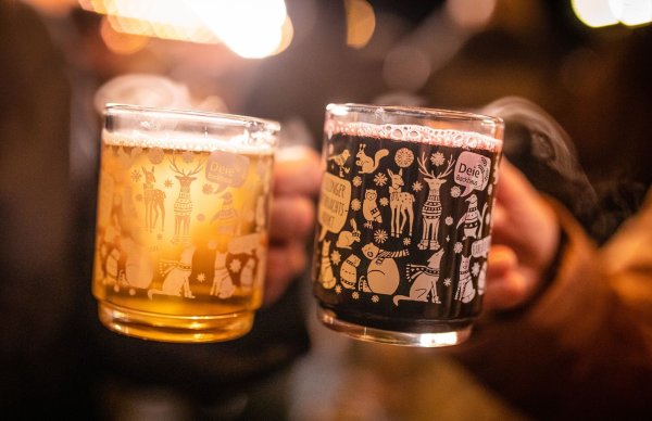 Auf Weihnachtsmärkten wird zwar viel Glühwein getrunken. Gegen die Kälte sind alkoholfreie Getränke jedoch besser geeignet. (Symbolbild) - © Christoph Schmidt/dpa
