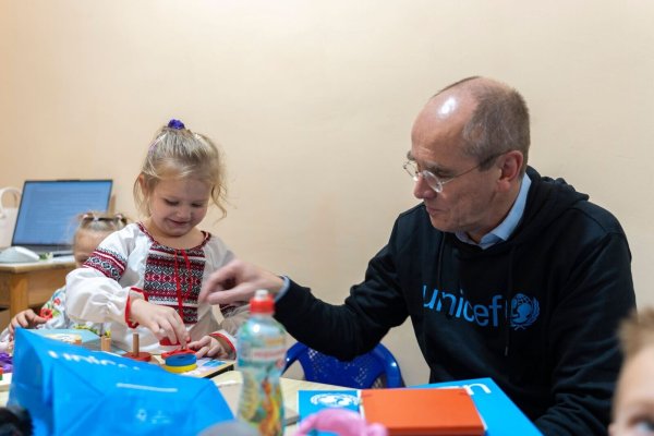 Der Geschäftsführer von Unicef Deutschland, Christian Schneider, mit einem ukrainischen Vorschulkind in einem Schutzraum unter der Erde: Das Kinderhilfswerk hilft Schulen und Kindergärten in dem vom Krieg geprägtem Land. - © -/Unicef/dpa