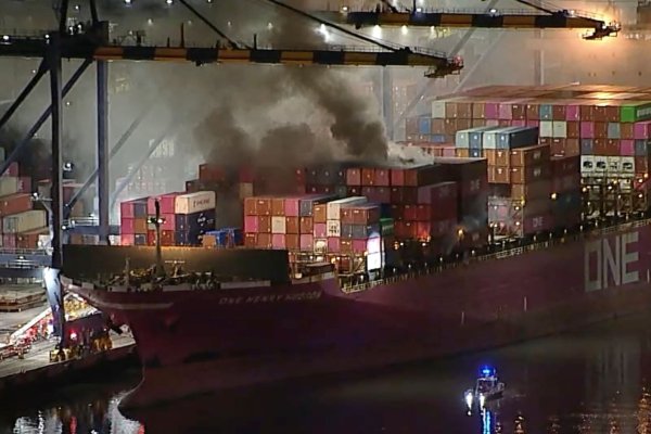 Am Freitagabend war das Feuer auf dem im Hafen von LA angedockten Schiff ausgebrochen, auch Container mit Gefahrstoffen brennen. - © Uncredited/ABC7/dpa