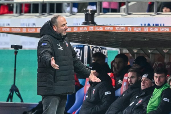 Für Frank Schmidt und seine Heidenheimer wird der Druck immer größer. - © Harry Langer/dpa