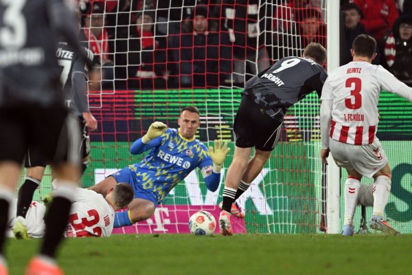 Frankfurts Jonathan Burkardt trifft zum 4:1 - © Federico Gambarini/dpa