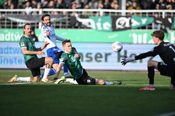 Münster und Schalke lieferten sich ein spannendes Spiel. - © Fabian Strauch/dpa