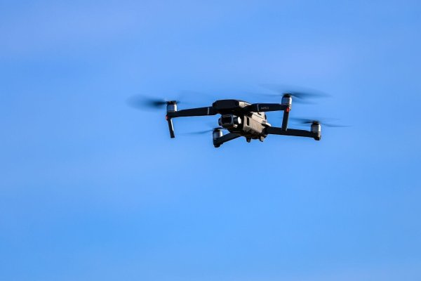 Immer wieder kam es in jüngster Zeit zu Zwischenfällen mit Drohnen. (Symbolbild) - © Jan Woitas/dpa