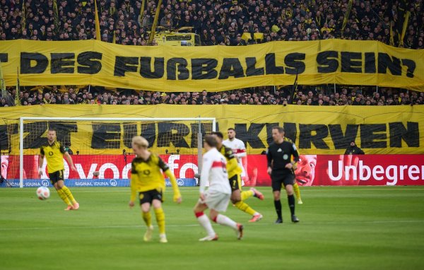 Der Fan-Protest hatte auch Auswirkung auf das Spiel in Dortmund. - © Bernd Thissen/dpa