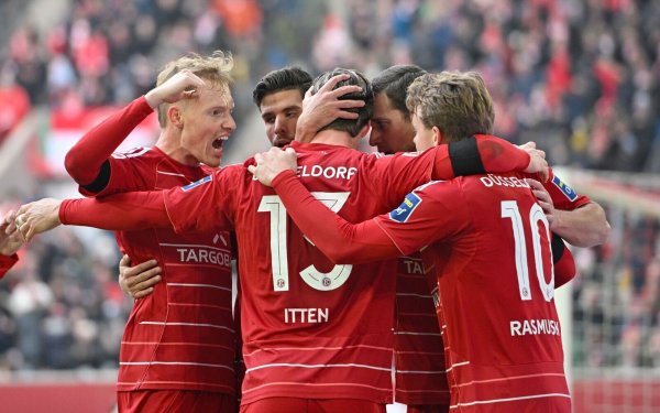 Bejubeln das 1:0: Düsseldorfs Profis um Doppel-Torschütze Itten. - © Anke Waelischmiller/dpa