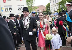 Schützen stehen Spalier: Das noch bis Samstag amtierende Königspaar Bernd I. (Marchlowitz) und Königin Sabrina I. (Schröder) schreitet mit seinem Hofstaat auf dem Marktplatz die Front der angetretenen Schützen ab. - © Foto: Ulrich Lambracht