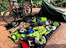 Dieses komplette Equipment muss in die Gep&auml;cktaschen an Matthias Schlattmeiers Fahrrad passen. - &copy; privat