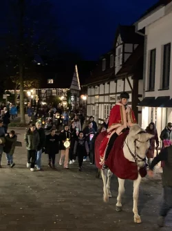 St. Martin begleitet hoch zu Ross auch dieses Jahr den Umzug durch die Bad Salzufler Innenstadt. - &copy; Werbege