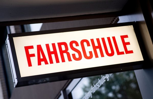 In NRW suchen viele Fahrschulen Fahrlehrer-Nachwuchs. (Symbolfoto) - © Hauke-Christian Dittrich/dpa