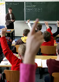 Grundschullehrerin: Ein Beruf, für den sich immer weniger Lehramtsstudenten entscheiden. - © dpa