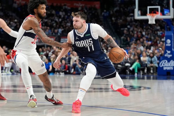 Mavs-Star Luka Doncic (r) schaffte bereits sein zehntes Triple-Double in dieser Saison. - © LM Otero/AP/dpa