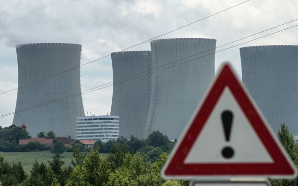 Die Kühltürme des Atomkraftwerkes Temelin. - © Armin Weigel/dpa
