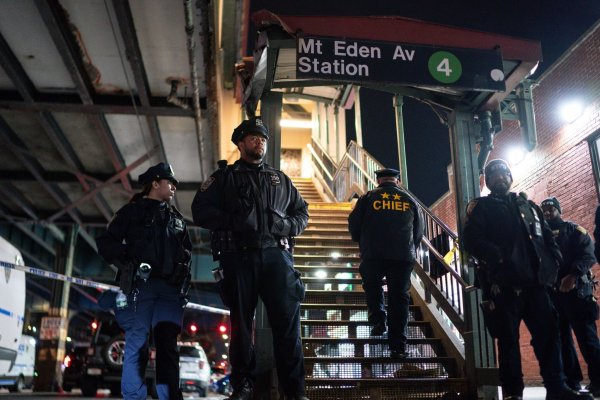 New Yorker Polizisten stehen nach Schüssen an der U-Bahn-Station Mount Eden Avenue im New Yorker Stadtbezirk Bronx Wache. - © Eduardo Munoz Alvarez/FR171643 AP/dpa