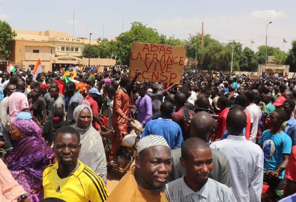 Demonstranten nehmen kurz nach dem Putsch Ende Juli in Nigers Hauptstadt Niamey an einem Marsch zur Unterstützung der Militärjunta teil. - © Djibo Issifou/dpa