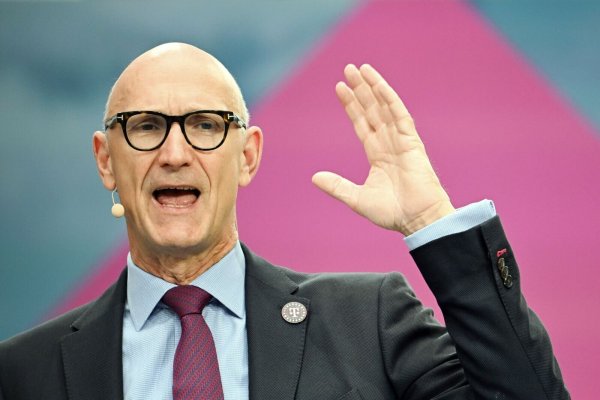Tim Höttges spricht während einer Bilanzpressekonferenz. - © Federico Gambarini/dpa/Archivbild