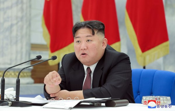 Machthaber Kim Jong Un sieht sich von «feindseligen Kräften» bedroht. - © -/KCNA/dpa