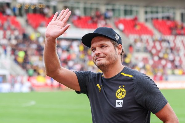 Edin Terzic bedankt sich nach einem Spiel bei den Fans. - © Jan Woitas/dpa