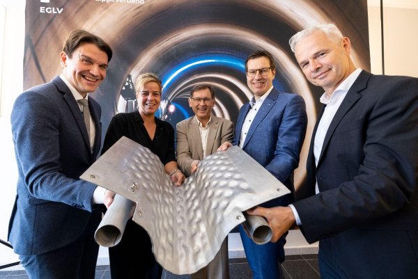 Uli Paetzel (l-r), Mona Neubaur, Herne-OB Frank Dudda (SPD), Thomas Eiskirch und Frank Obenaus halten einen Wärmetauscher in den Händen. - © Christoph Reichwein/dpa