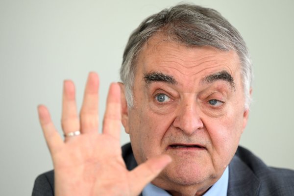 Herbert Reul (CDU), nordrhein-westfälischer Innenminister, gestikuliert während eines Interviews der Deutschen Presse-Agentur. - © Federico Gambarini/dpa