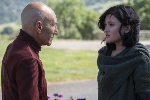 Patrick Stewart als Jean-Luc Picard und Isa Briones als Dahj in einer Szene der Amazon-Serie «Star Trek: Picard» - © Matt Kennedy/CBS/ Amazon Prime Video/dpa