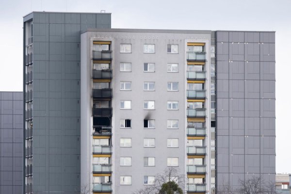 Drei Menschen wurden bei einem Brand in der elften Etage eines Hochhauses verletzt - zwei von ihnen starben im Krankenhaus. - © Sebastian Kahnert/dpa