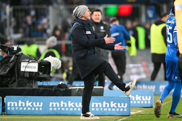 Gerhard Struber, Trainer des 1. FC Köln, steht am Spielfeldrand. Nach dem 0:3 war er angefressen. - © Christophe Gateau/dpa