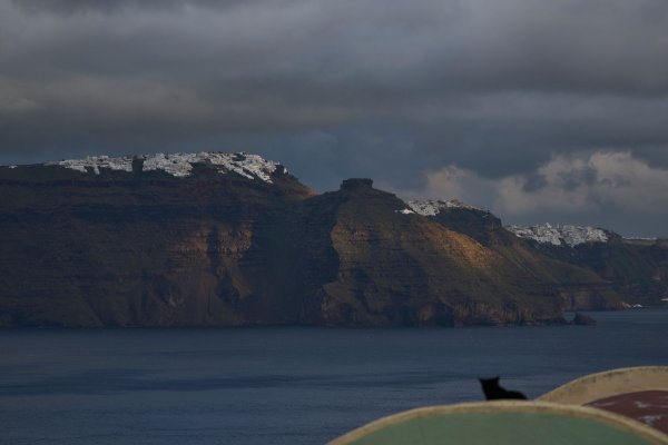 «Harmonisches Dauerbeben» nahe Santorini festgestellt - © Petros Giannakouris/AP/dpa