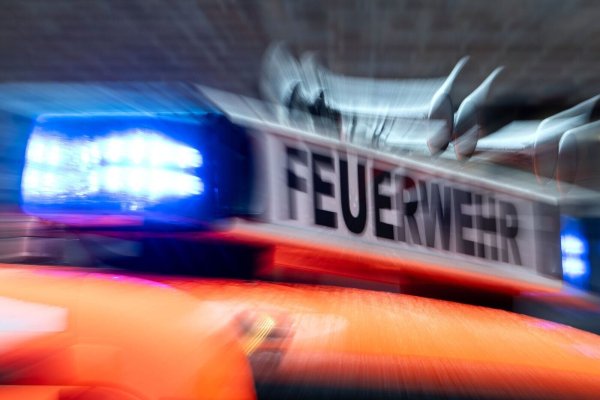 Die Feuerwehr war mit 60 Einsatzkräften vor Ort. (Symbolbild) - © Marijan Murat/dpa