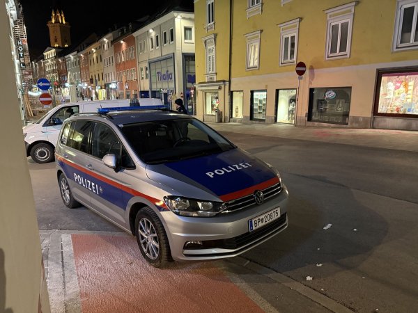 Der Verdächtige wurde im Zentrum von Villach festgenommen. - © Gerd Eggenberger/APA/dpa