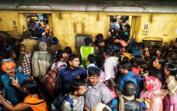 An einem Bahnhof in Neu-Delhi starben mehrere Menschen. - © Uncredited/AP/dpa