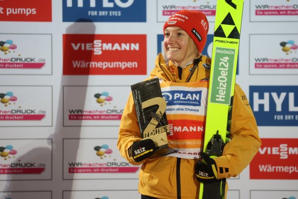 Katharina Schmid kämpft seit Jahren für eine Vierschanzentournee der Frauen. (Archivfoto) - © Karl-Josef Hildenbrand/dpa