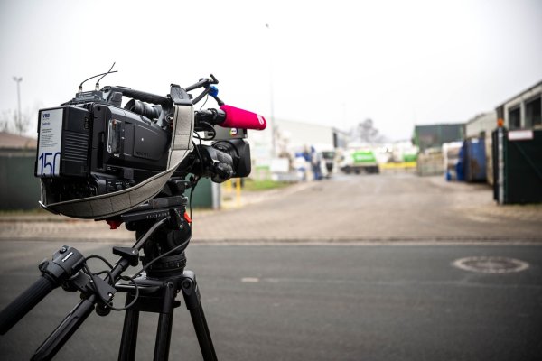 An unbekannter Stelle auf dem Gelände eines Entsorgungsbetriebes ist ein toter Säugling im Müll gefunden worden. - © Sina Schuldt/dpa