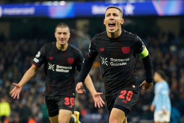 Leverkusens Alejeandro Grimaldo jubelt nach seinem Treffer zum 1:0. - © Dave Thompson/AP/dpa